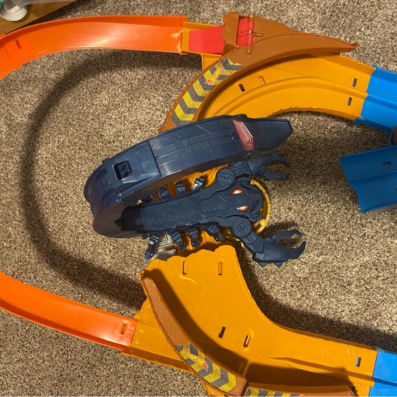 Hot Wheels Monster Trucks Scorpion String Raceway Track Set - Picture 3 of 8